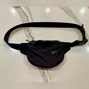 UC Clean Lines Black Belt Bag